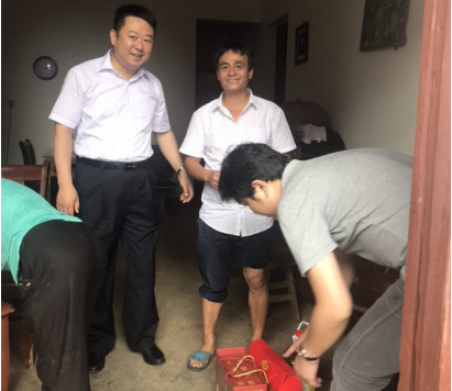 15598115825725599 情系穷困户 粽香暖民气——南昌城投集团发展端午节前走访慰问活动